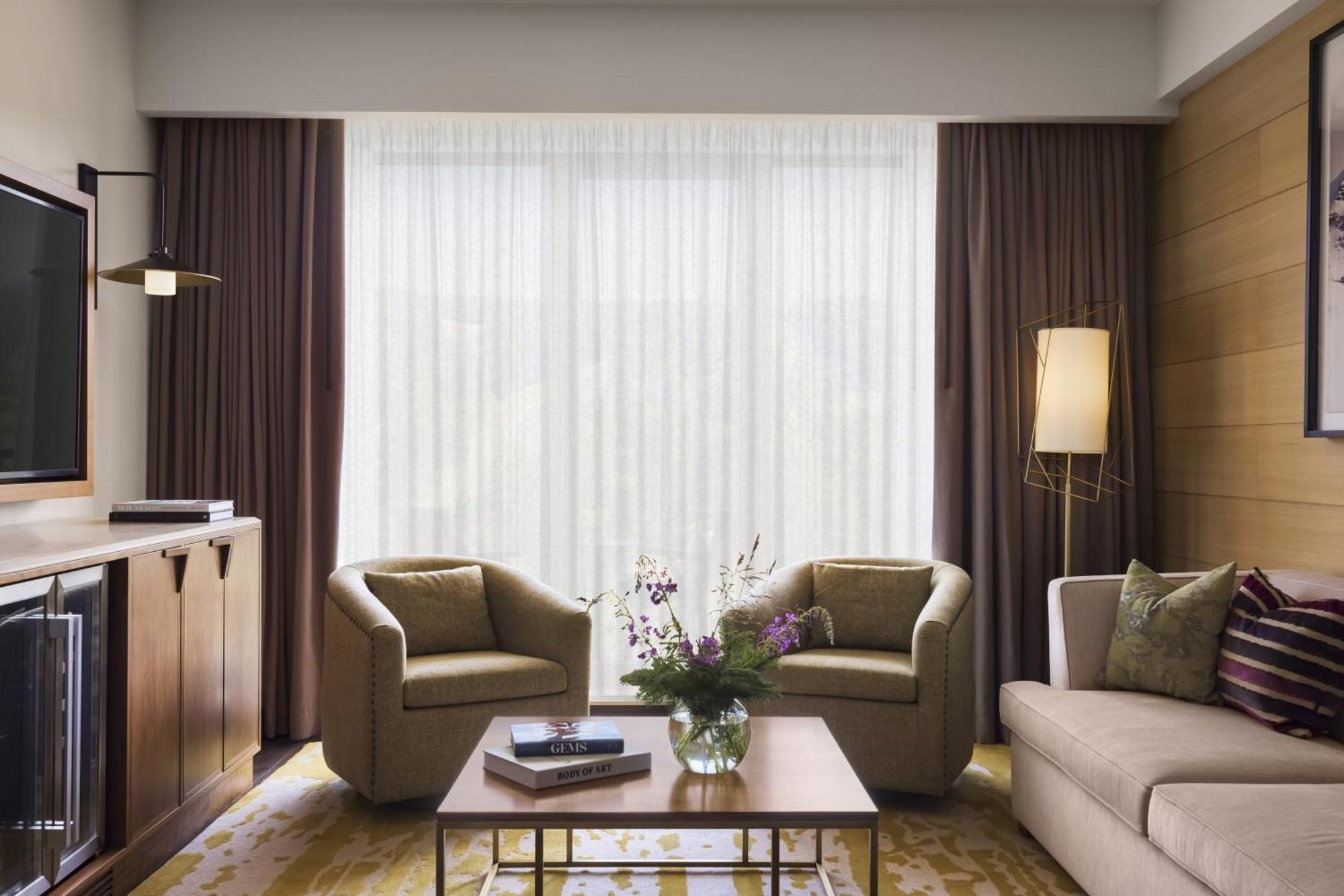 Viceroy Kopaonik Serbia מראה חיצוני תמונה A living room in a suite at the Mandarin Oriental, Hong Kong