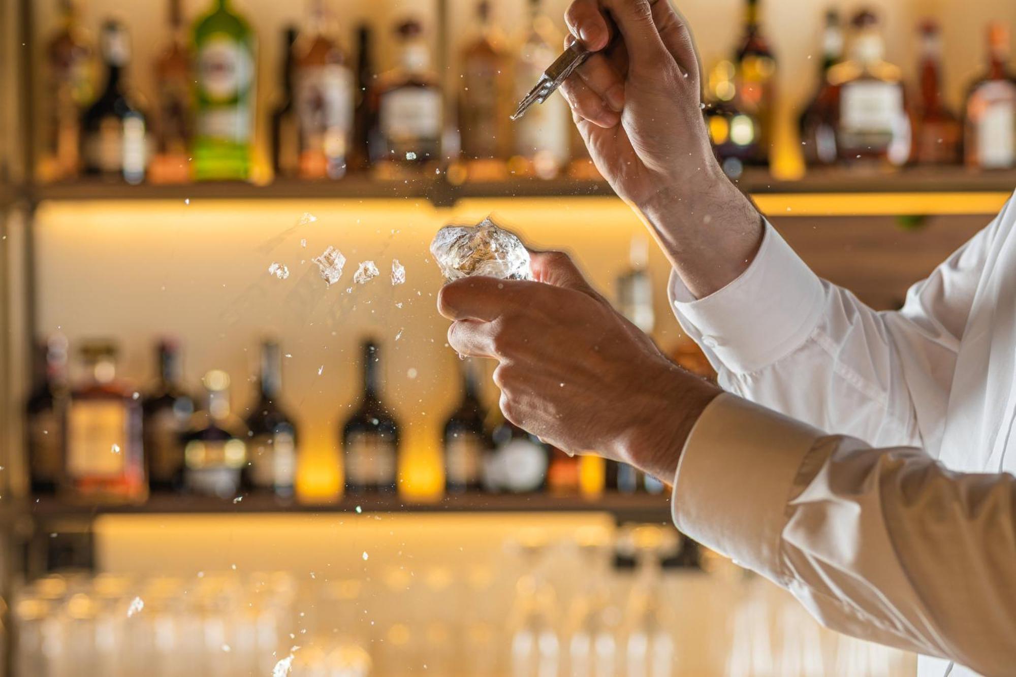 Viceroy Kopaonik Serbia מראה חיצוני תמונה A bartender preparing a drink