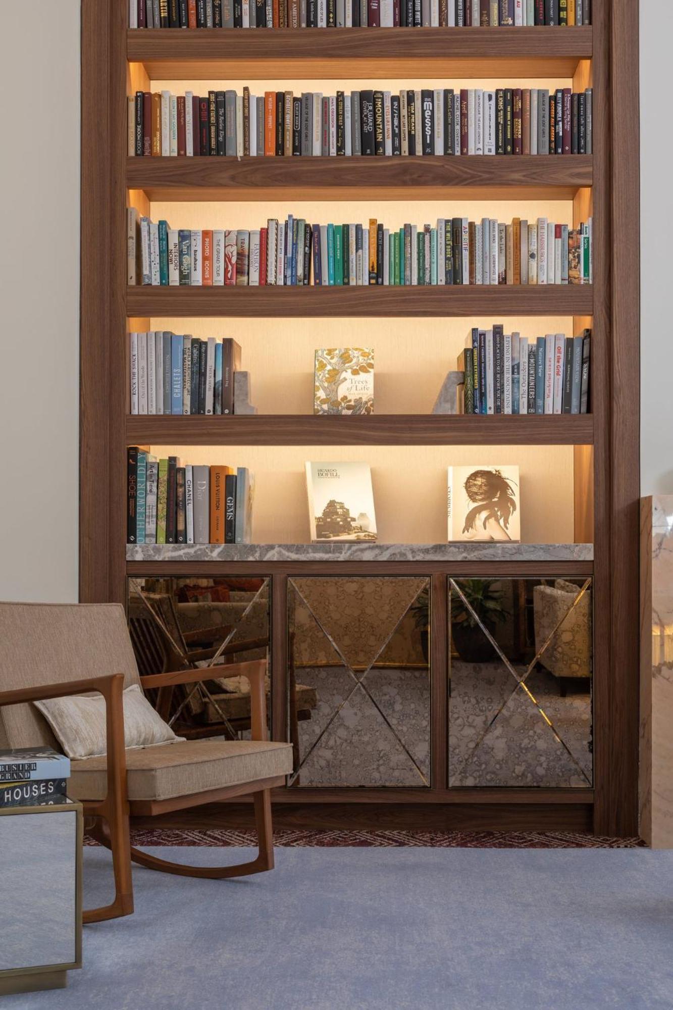 מלון Viceroy Kopaonik Serbia מראה חיצוני תמונה A bookcase with a built-in light