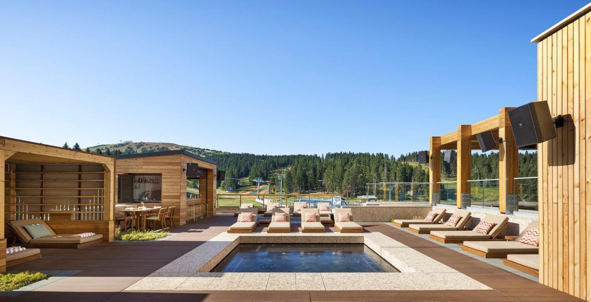 Viceroy Kopaonik Serbia מראה חיצוני תמונה The rooftop pool at The Lodge at Blue Sky
