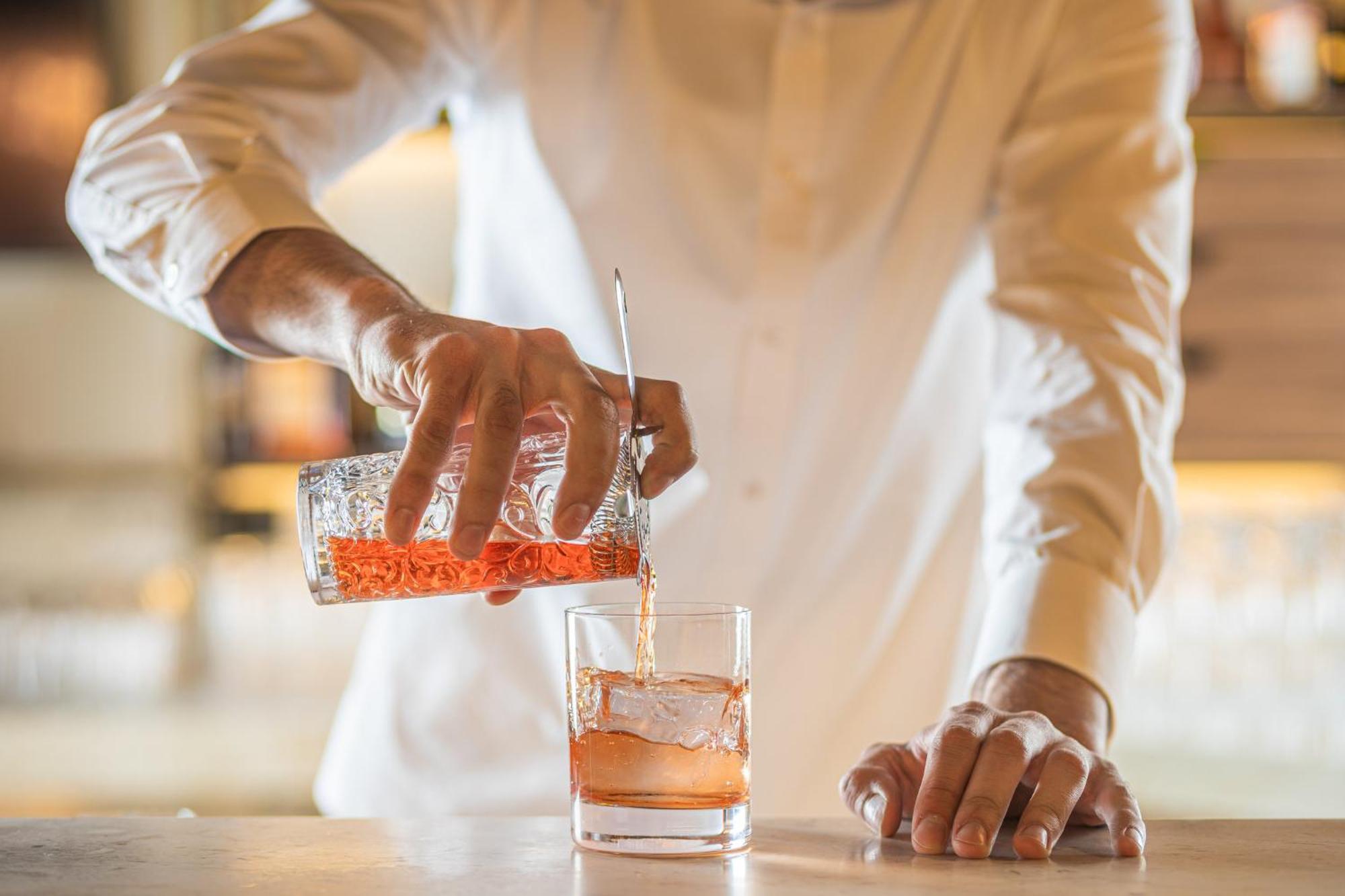 Viceroy Kopaonik Serbia מראה חיצוני תמונה A bartender stirring a cocktail