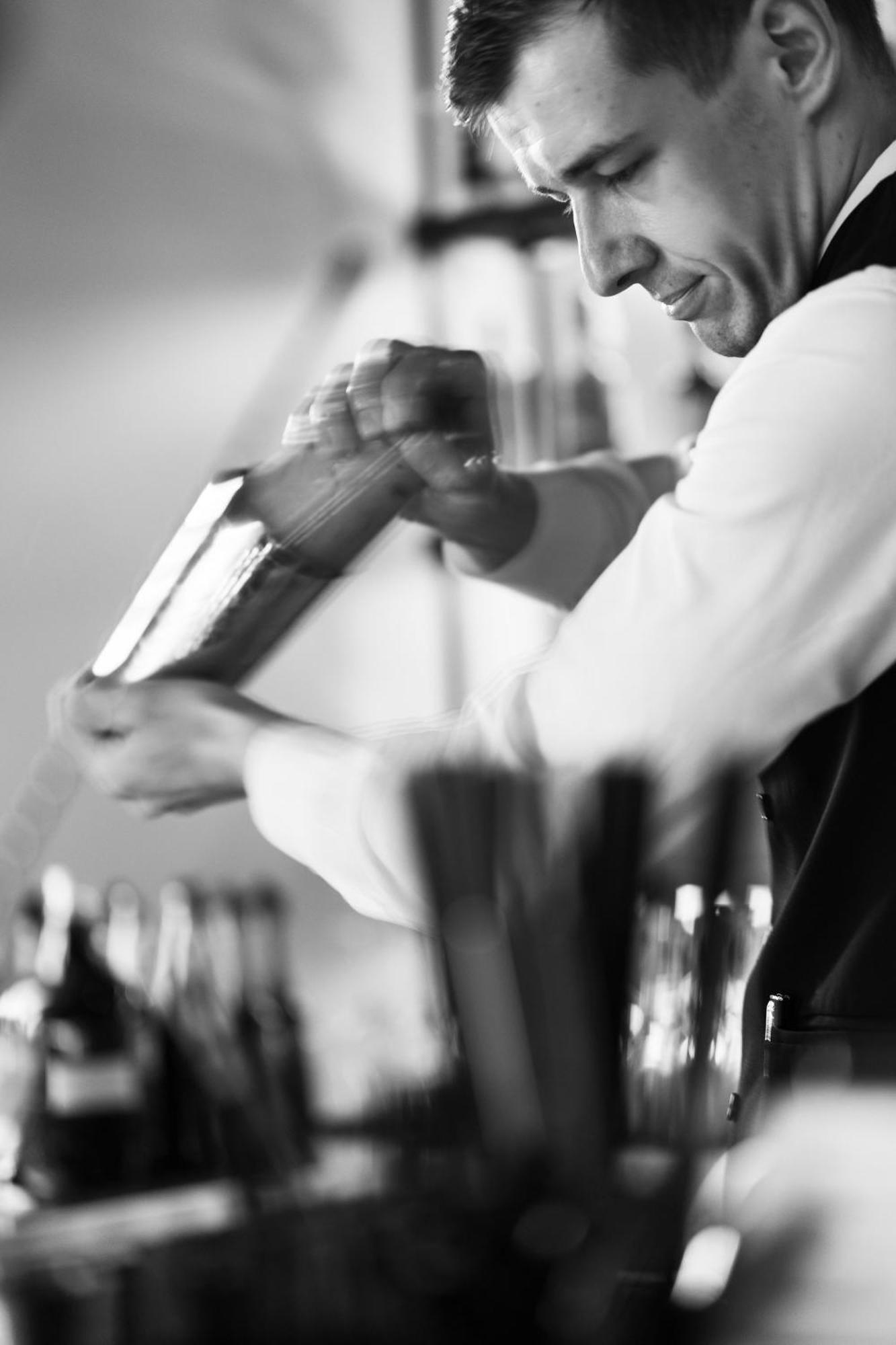 Viceroy Kopaonik Serbia מראה חיצוני תמונה A waiter holding a wine bottle