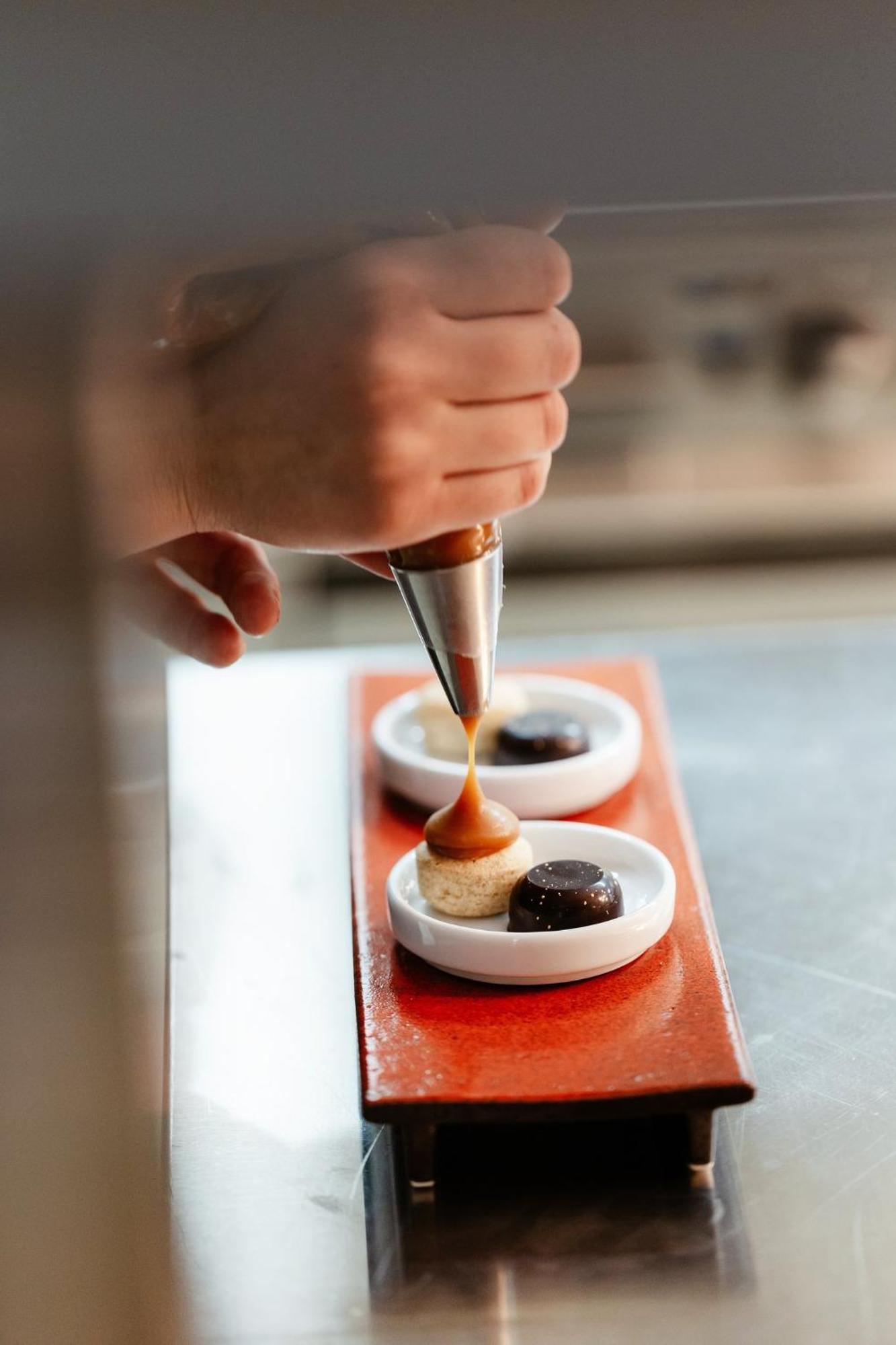 Viceroy Kopaonik Serbia מראה חיצוני תמונה A pastry chef icing a dessert