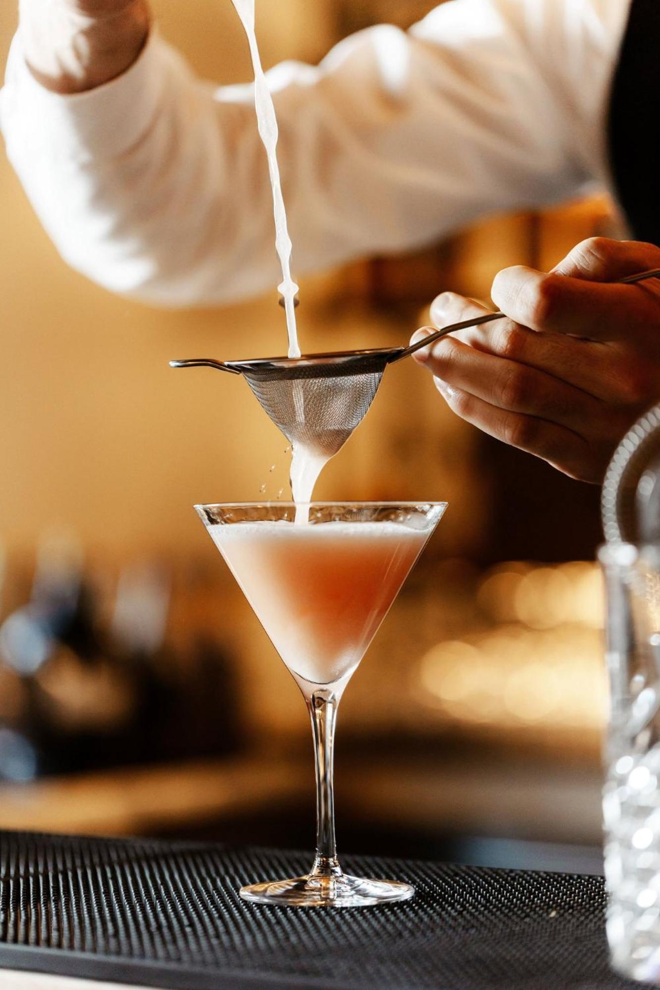 Viceroy Kopaonik Serbia מראה חיצוני תמונה A bartender straining a cocktail